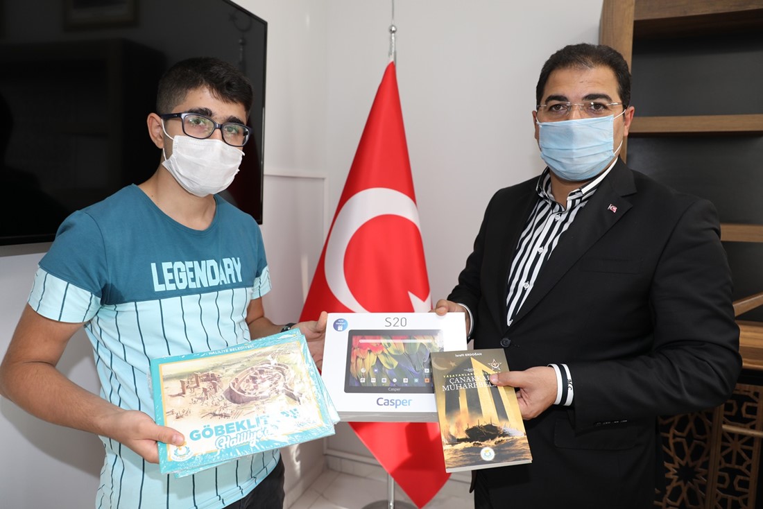 ÜNİVERSİTEYİ KAZANAN GENÇLERDEN BAŞKAN CANPOLAT’A TEŞEKKÜR ZİYARETİ