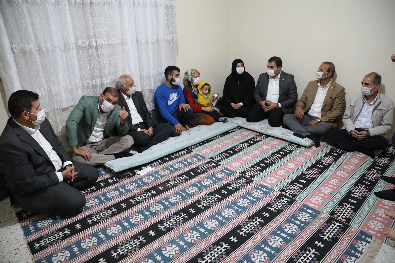 Başkan Canpolat, Cat kapı yaparak  vatandaşları evinde ziyaret etti