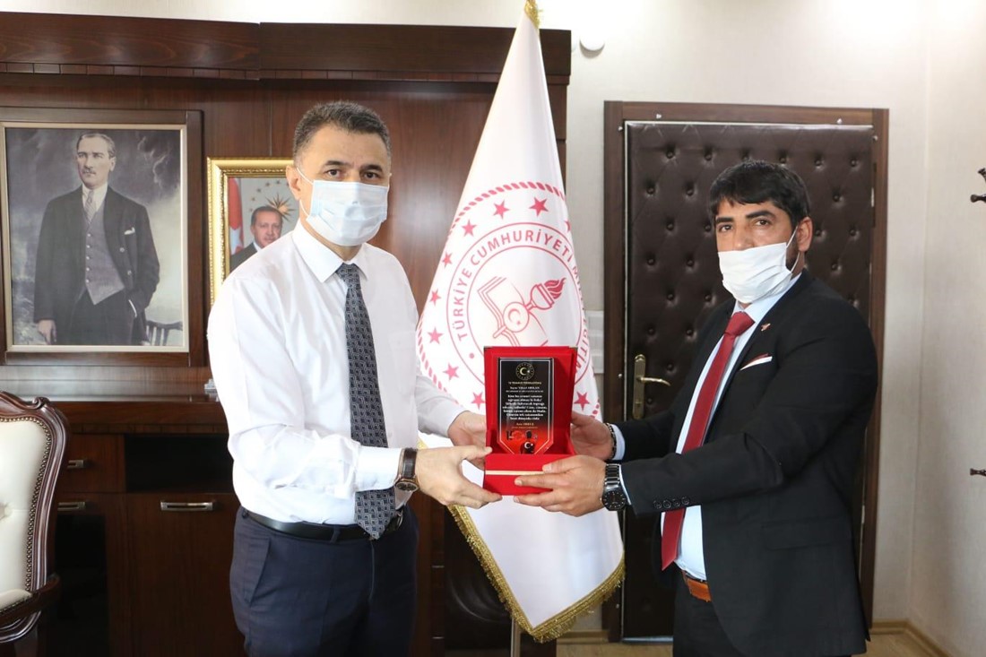 Aziz Akkuş, Başarılı Milli Eğitim Müdürü Arslan `a Plaket Verdi