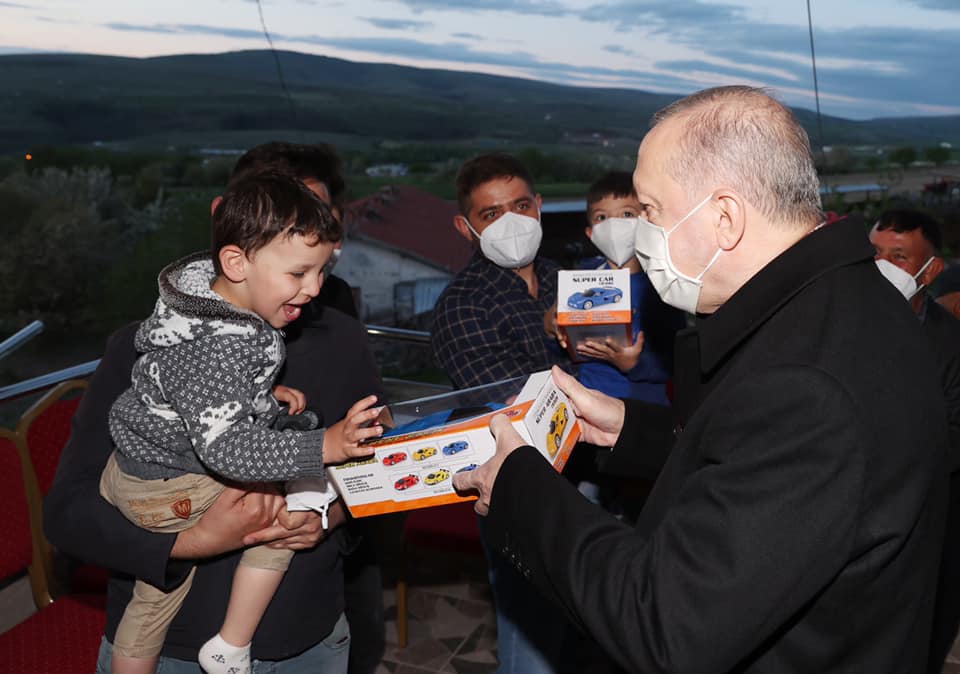 Bir 1 kişi, çocuk, ayakta, oturuyor ve açık hava görseli olabilir