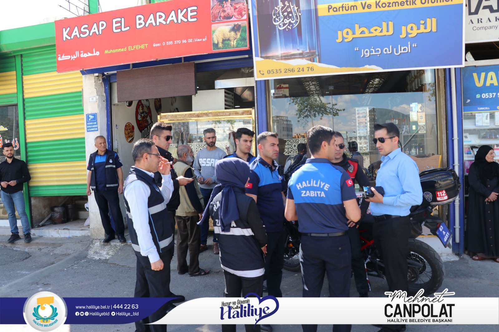 Bir 9 kişi, ayakta duran insanlar, açık hava ve şunu diyen bir yazı 'KASAP EL BARAKE البركة ملحمة Muhammed ELFEHET ابومعاذ Parfüm Ve Kozmetik للعطور النور جذور له أصل" ARA Company 0535 286 24 76 VA 0537 TURKCELL HALİLİYE ZABITA 112 www haliliye.be 444 63 Haliliye_ bld Ûue Haliliye ehmet um CANPOLAT HALİLİYE BELEDİYE BAŞKANI' görseli olabilir