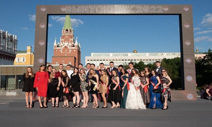 «Единая Россия» организовала для школьников из Донбасса поездку на Всероссийский выпускной бал-2022