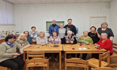 В Мурманске активисты «Единой России» провели для пенсионеров мастер-класс по изготовлению светоотражателей