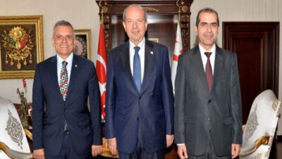 Cumhurbaşkanı Ersin Tatar, Türk Bankası Grup Yönetici Direktörü Erhan Raif ve Türk Bankası Genel Müdürü Mustafa Kayahan’ı kabul etti