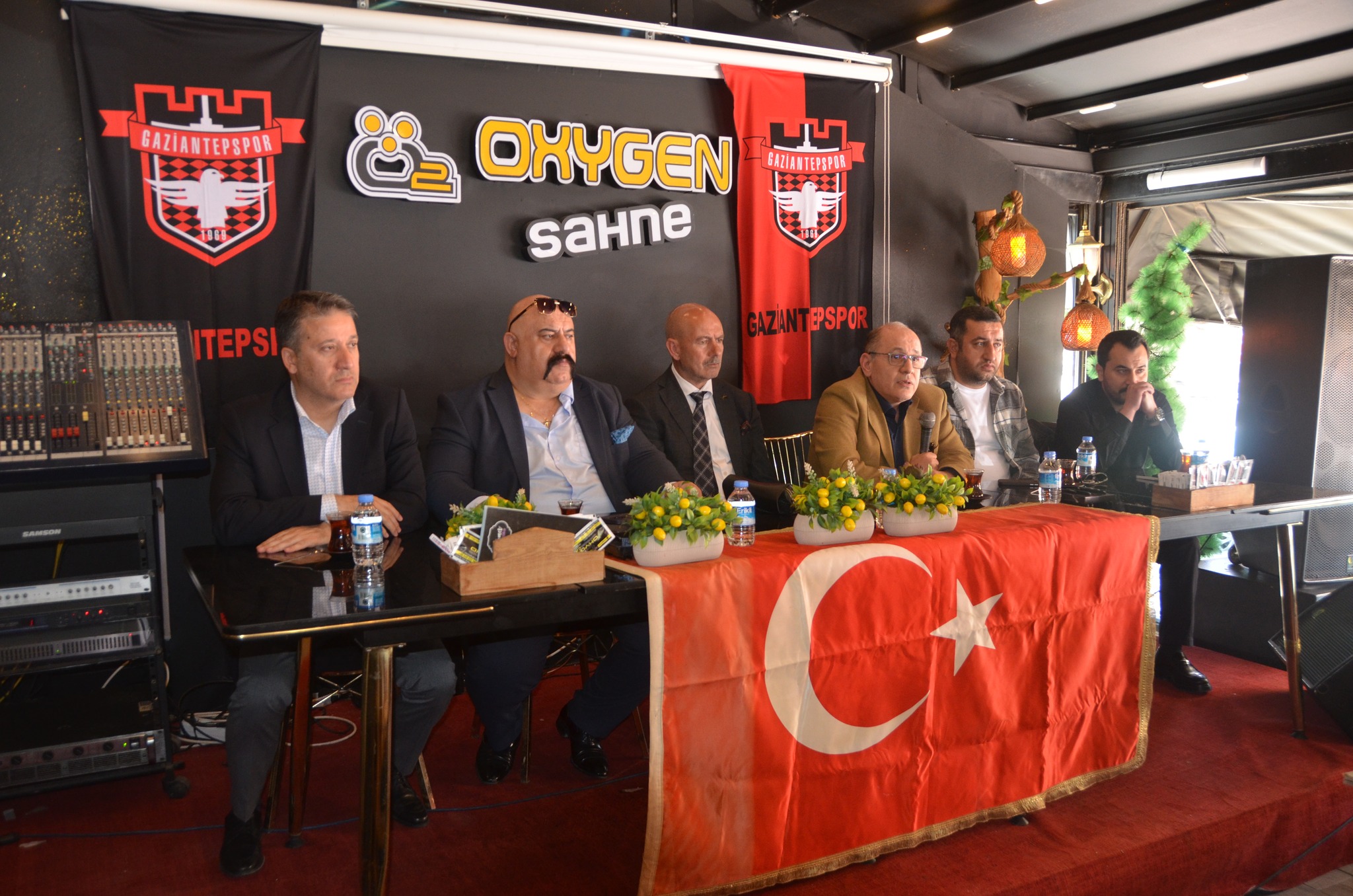 Bir 6 kişi ve şunu diyen bir yazı 'لمما GAZIANTEPSPOR دتع ΕΝ کيا SAZIANTEPSPUR saHne 前電33 田3333 ITEPSI GAZANTEPSPOR ー' görseli olabilir
