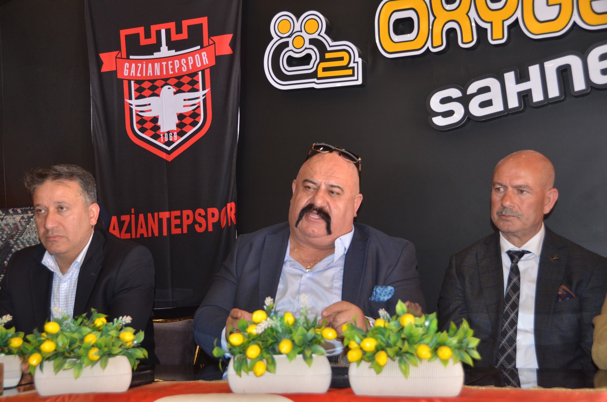 Bir 3 kişi ve şunu diyen bir yazı 'الكم GAZIANTEPSPOR 1988 ב9 שדחס saHNe AZIANTEPSPOR' görseli olabilir