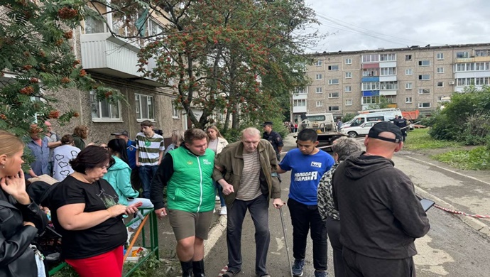 “Birleşik Rusya’nın Genç Muhafızı” Nizhny Tagil’deki çok katlı bir binanın çökmesi mağdurlarına yardım ediyor