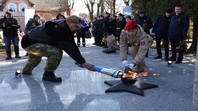 При поддержке «Единой России» и «Газпрома» Вечный огонь зажгли в посёлке Романово Калининградской области