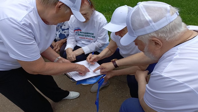 Saransk’ta, Birleşik Rusya aktivistleri yaşlı nesil için halk oyunları düzenledi