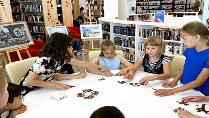 Birleşik Rusya, Hantı-Mansi Özerk Okrugu’ndaki okul çocukları için etnik bir keşif gezisi ve banka turu düzenledi