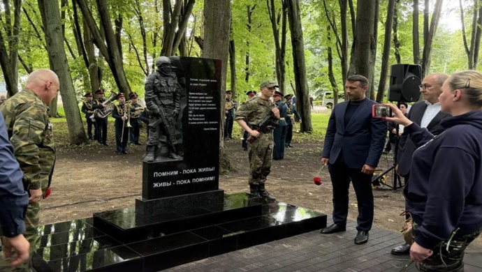 Birleşik Rusya’nın katılımıyla, Kaliningrad Oblastı’ndaki Çernyakhovsk’ta Özel Askeri Bölge askerleri anısına bir anıt açıldı